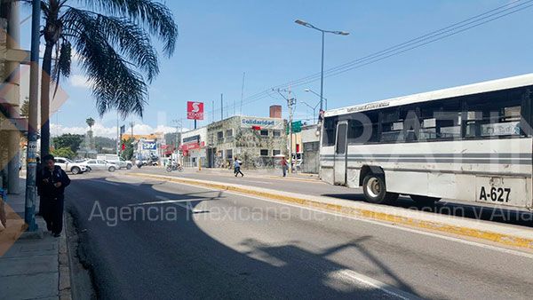Normalistas queman llantas y retiran bloqueo en crucero de Oaxaca - fu1