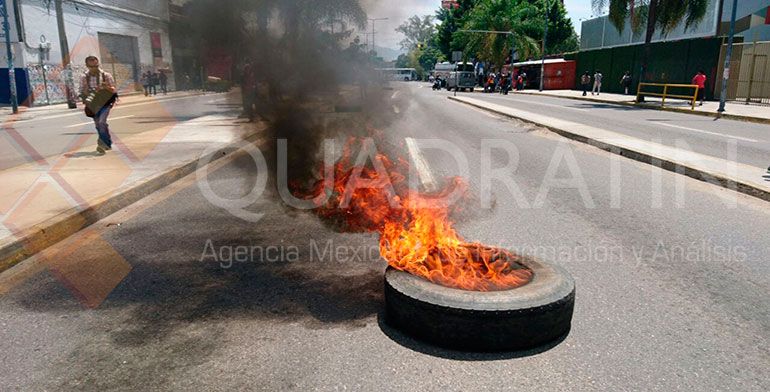 Normalistas queman llantas y retiran bloqueo en crucero de Oaxaca - fue1