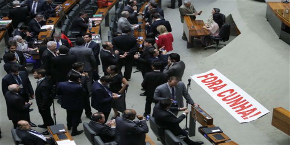 Expulsan de la cámara de diputados al impulsor del juicio político contra Dilma