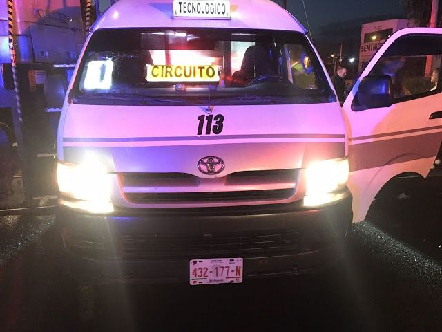 Tren arrolla a combi en Michoacán