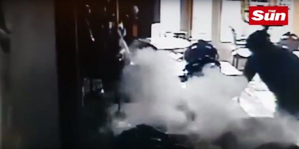 Explota Samsung Galaxy S7 en restaurante 