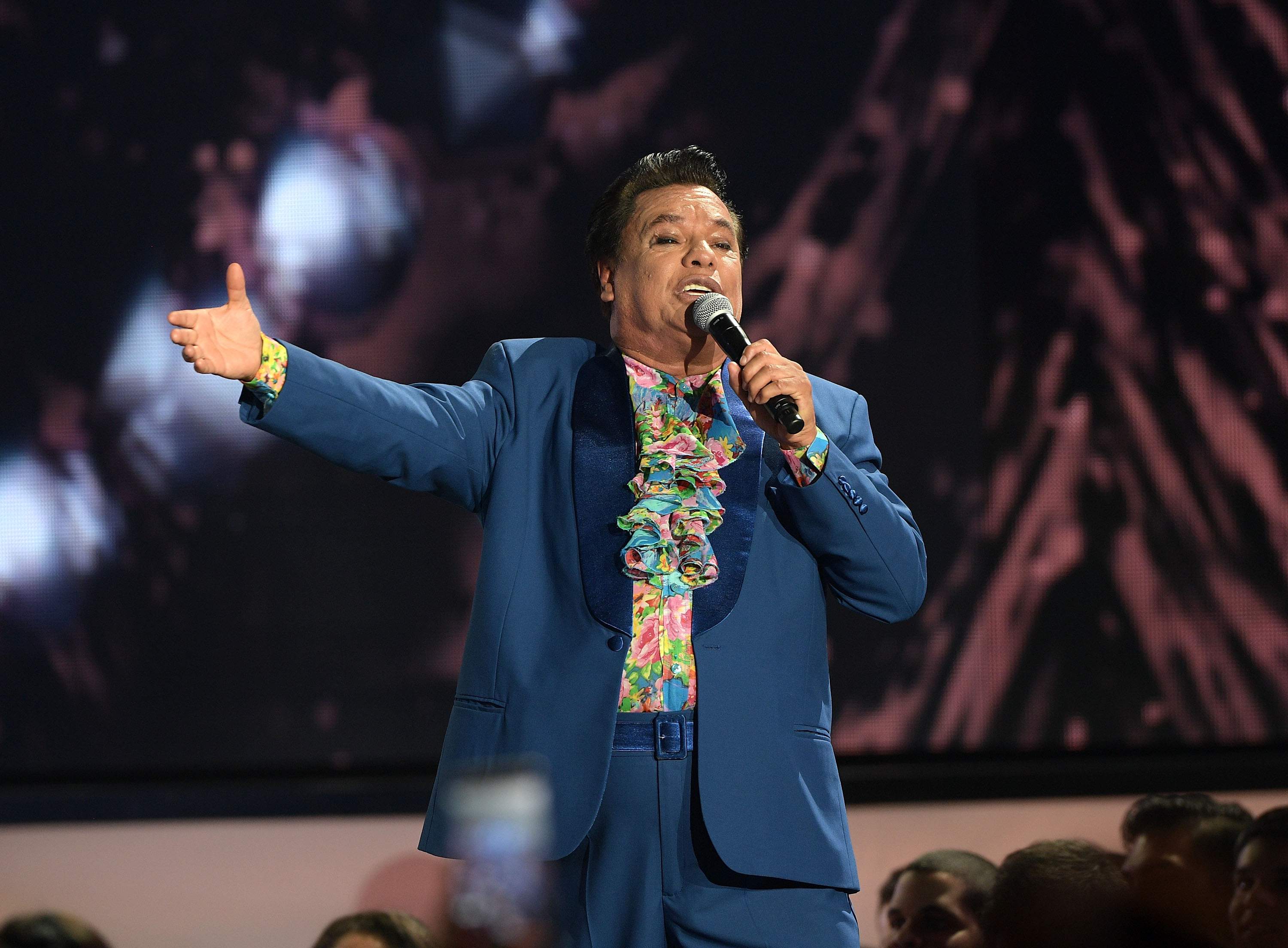 Juan Gabriel dejó en México 50 marcas registradas - gettyimages-525746808