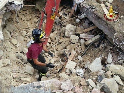 Video: rescate de dos gatos después del terremoto en Italia - grid-cell-24794-1473424359-9