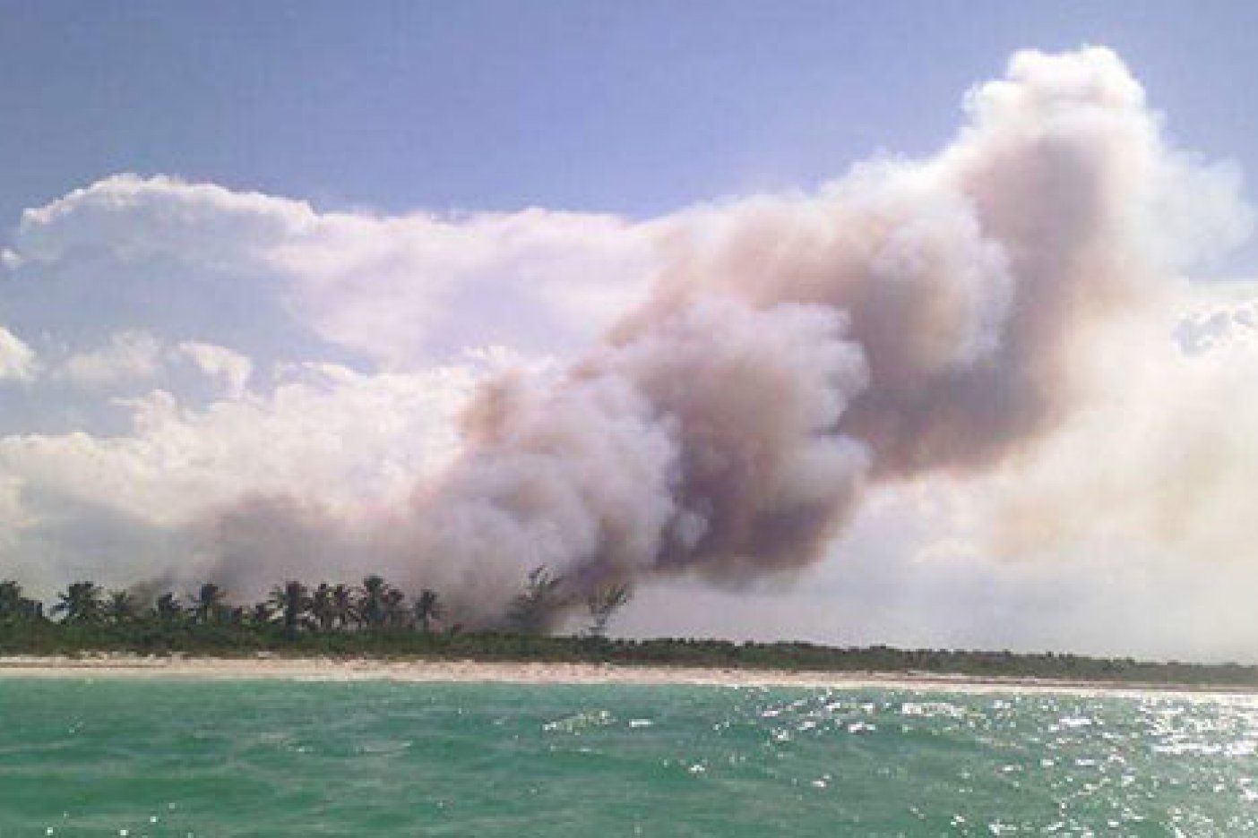 Incendio en Holbox afecta 20 hectáreas de frágiles ecosistemas