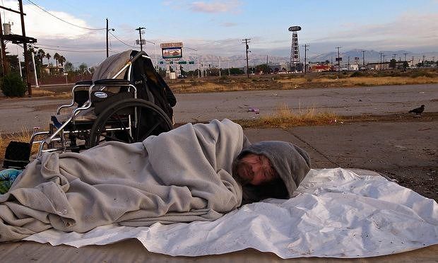 El lado oscuro y decadente de Las Vegas - homeless-man-sleeps-at-a-012