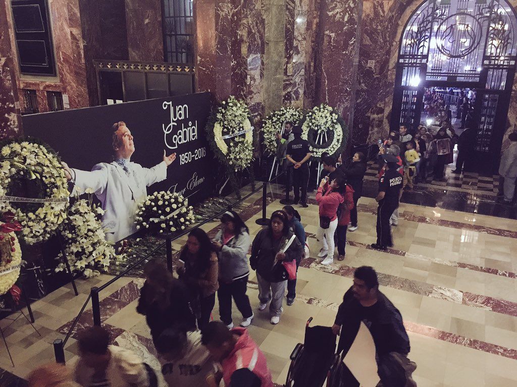 Polémica sobre su muerte enluta 70 natalicio de Juan Gabriel - homenaje-juan-gabriel-bellas-artes-1