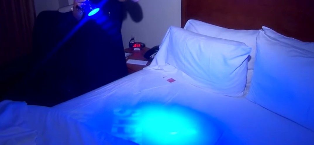 Video: experimento demuestra que en algunos hoteles no se cambian las sábanas