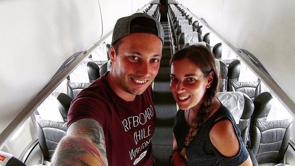 Video: pareja viaja sola durante vuelo - https-2F2Fblueprint-api-production.s3.amazonaws.com2Fuploads2Fcard2Fimage2F2049932Fd6bbe7ae35fa431298b53db12d9c173f