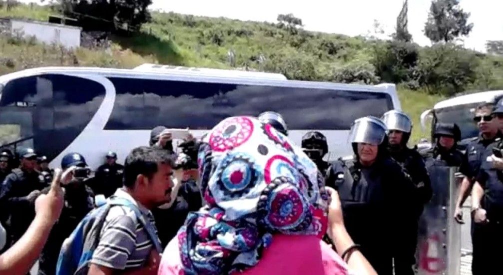 Video: mujer llora para librar bloqueo en Autopista del Sol