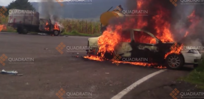 Normalistas vuelven a incendiar vehículos en Michoacán