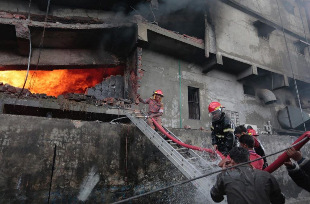 Explosión en fábrica de Bangladesh deja 23 muertos - incendio-bangladesh-abc-news-2-1024x675