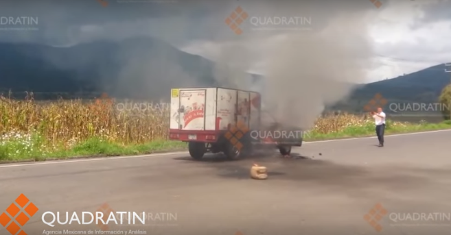 Normalistas vuelven a incendiar vehículos en Michoacán - incendio-normalistas