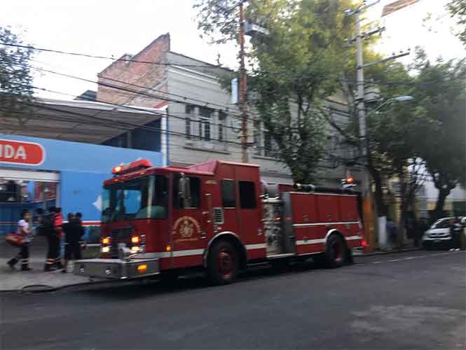 Bomberos controlan conato de incendio en la colonia Roma