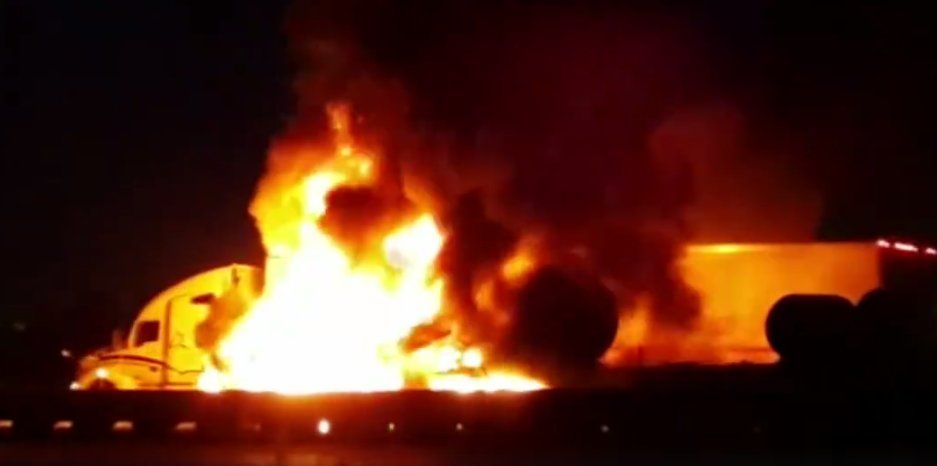 Se incendia tráiler tras choque en Nuevo León. Dos muertos - incendio-tráiler