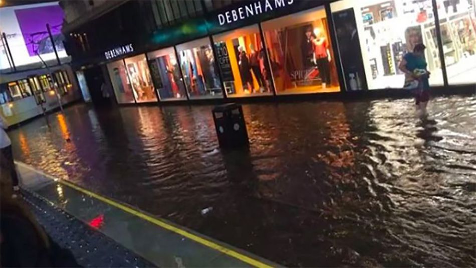 Fuerte tormenta inunda Manchester
