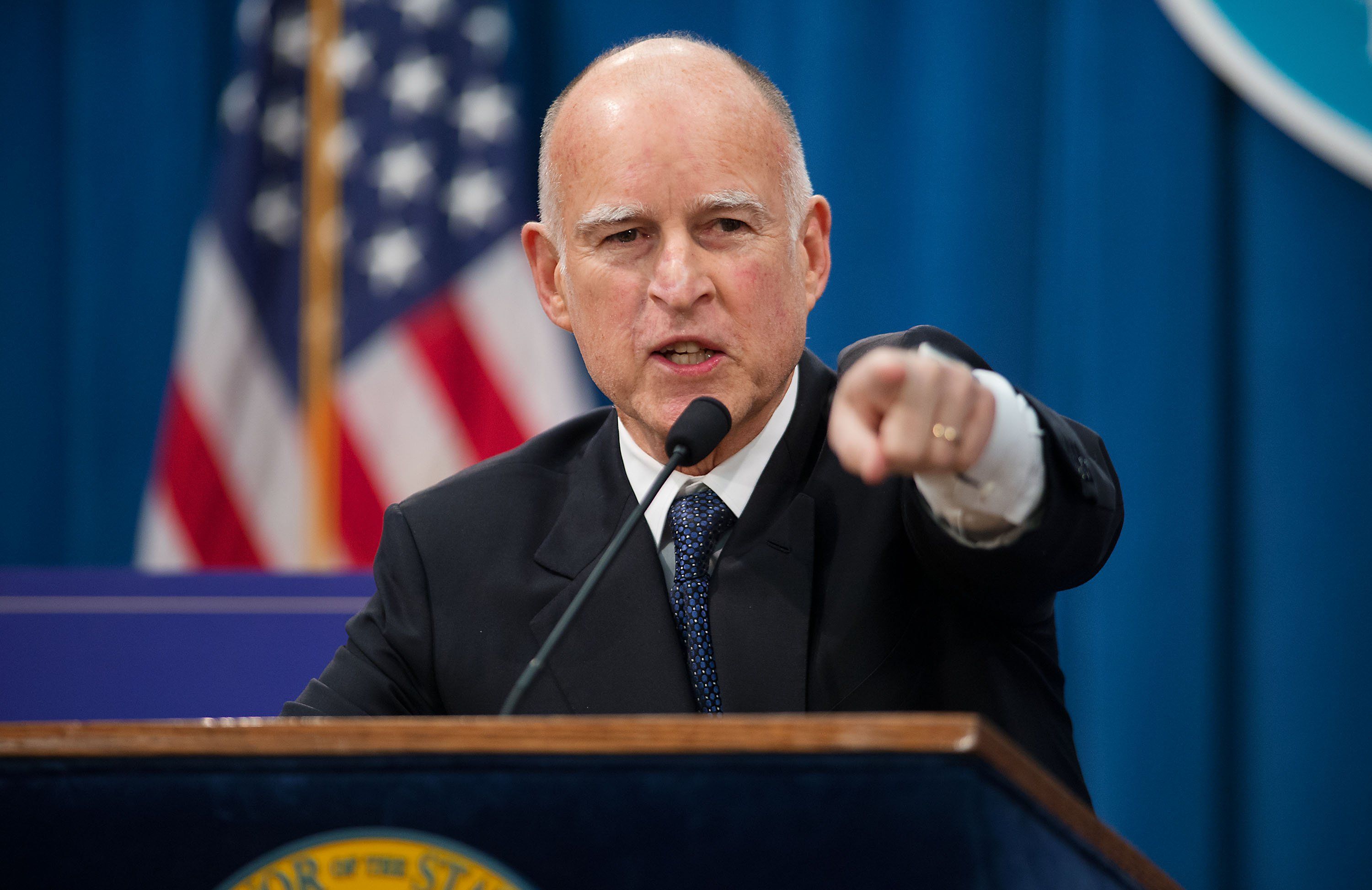Gobernador de California aprueba pago de horas extras a campesinos - jerry-brown-1
