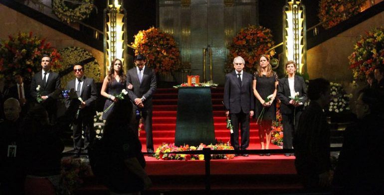 Ciudad de México se despidió de Juan Gabriel y lo acompañó hasta al AICM - juan-gabriel-8