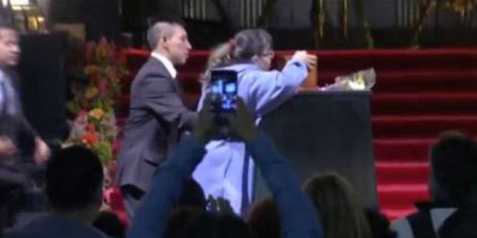 Video: mujer burla seguridad y besa la urna de Juan Gabriel