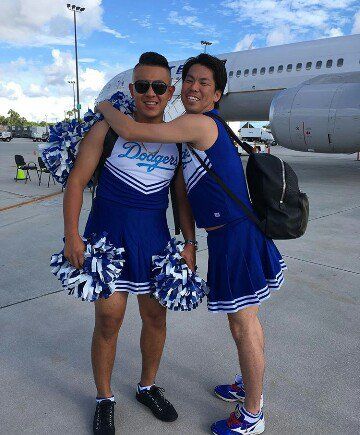 Disfrazan de porrista a Julio Urías - julio-urias-porrista-2