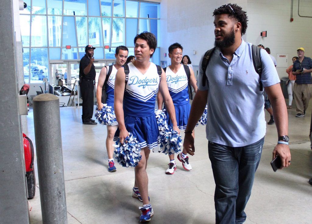 Disfrazan de porrista a Julio Urías - julio-urias-porrista-3-1024x735