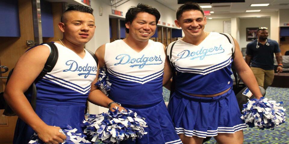 Disfrazan de porrista a Julio Urías