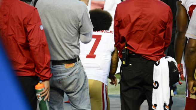 Dos jugadores se unen a protesta de Kaepernick en himno de EE.UU. - kaepernick-1