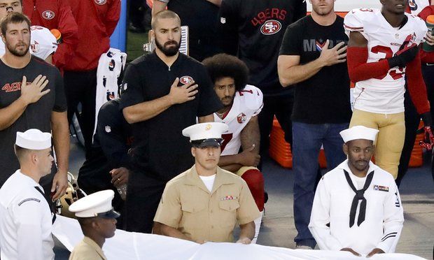 Dos jugadores se unen a protesta de Kaepernick en himno de EE.UU. - kaepernick