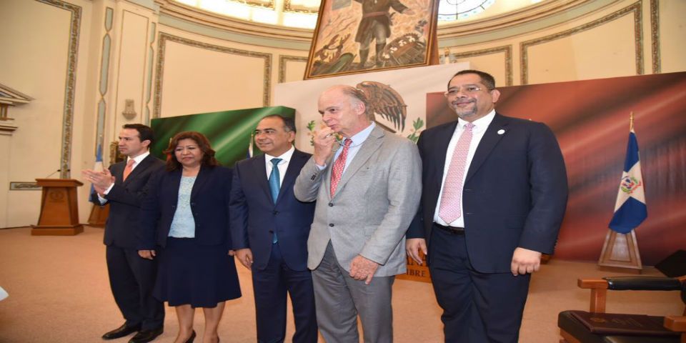Enrique Krauze recibe presea Sentimientos de la Nación