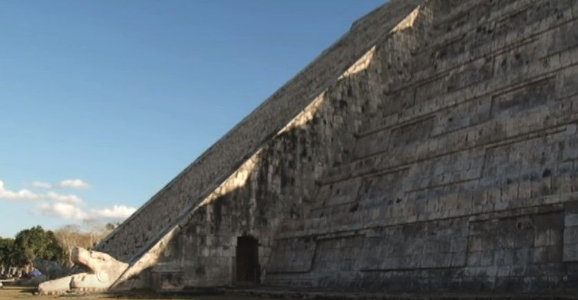 El descenso de la serpiente emplumada en Chichén Itzá El descenso de la serpiente emplumada en Chichén Itzá