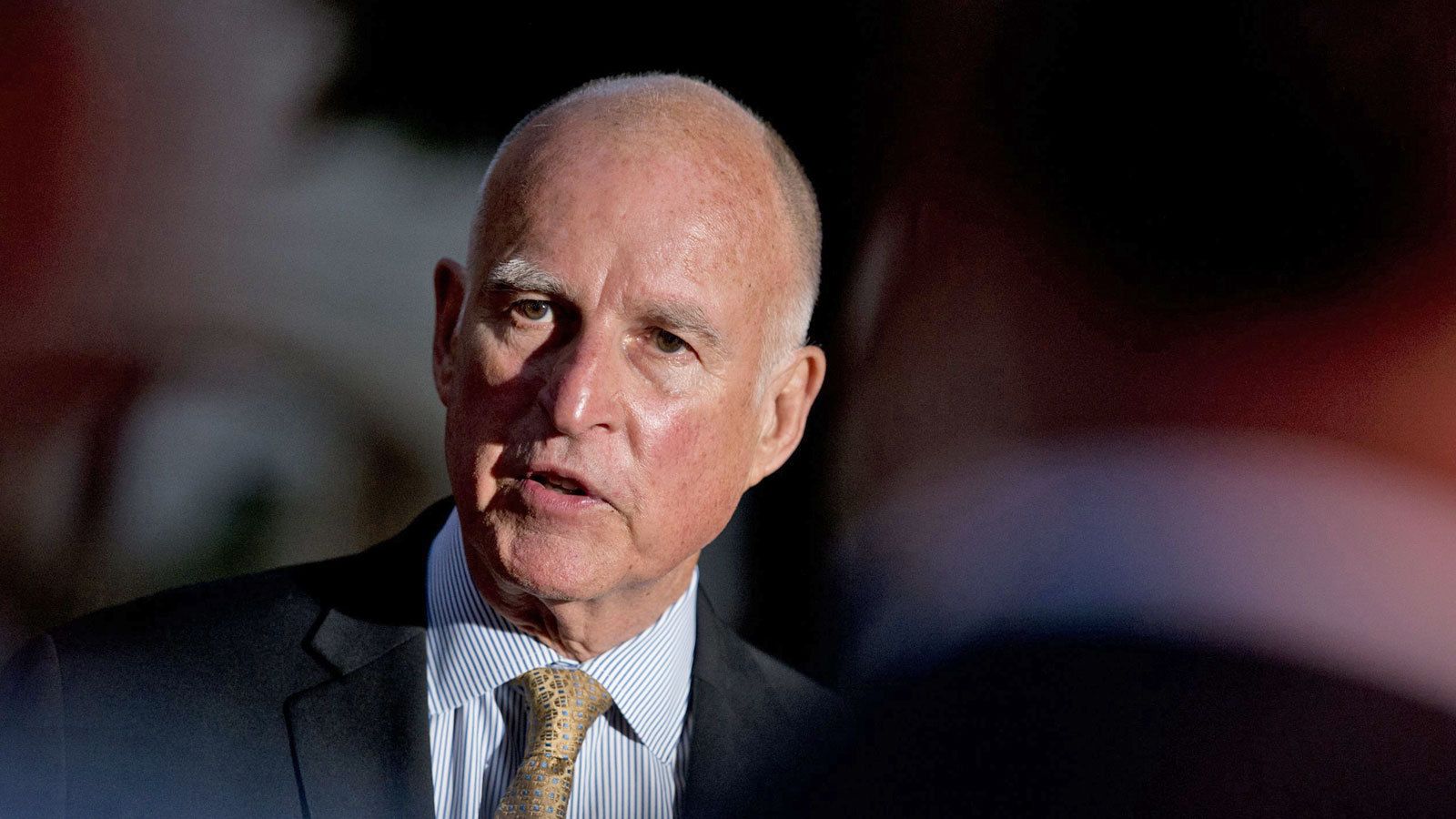 Gobernador de California aprueba pago de horas extras a campesinos Gobernador de California aprueba pago de horas extras a campesinos