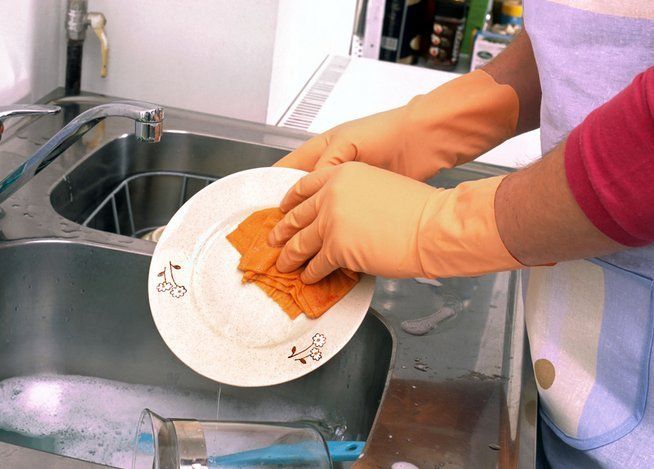 Profesiones en las que las mujeres ganan más que los hombres - lavaplatos