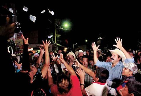 'Layín' regala billetes de 20 pesos en fiesta de Ahuacatlán - layin-billetes