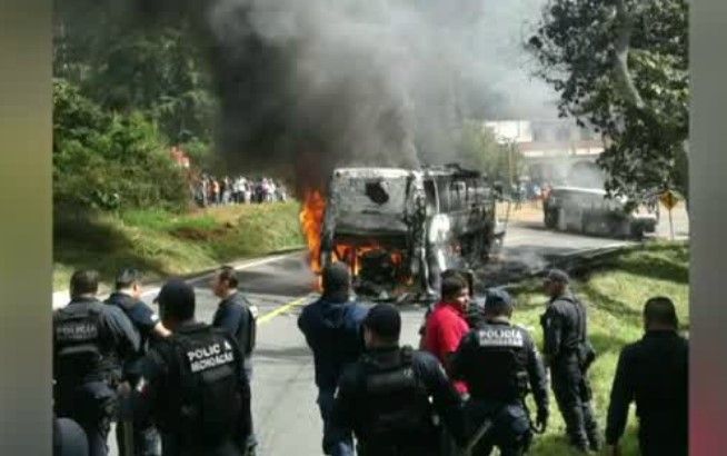 Liberan a mando policíaco retenido por normalistas en Michoacán