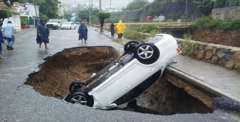 Lluvias provocan socavones en Acapulco