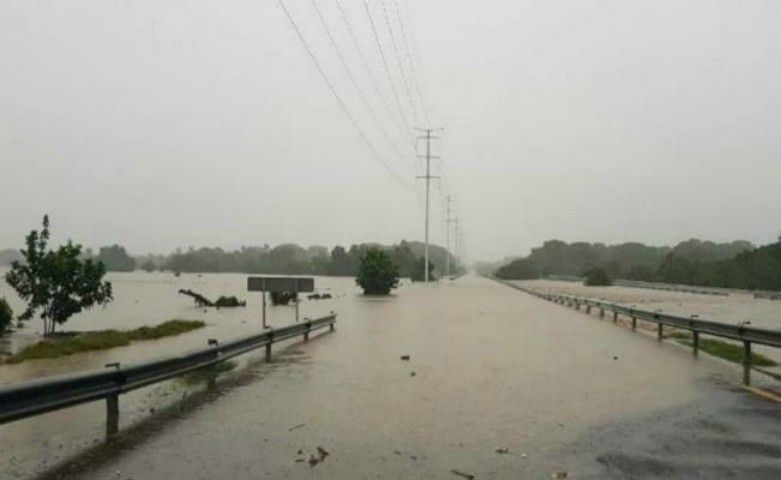 Se desborda río en Acapulco y deja atrapadas a 200 personas