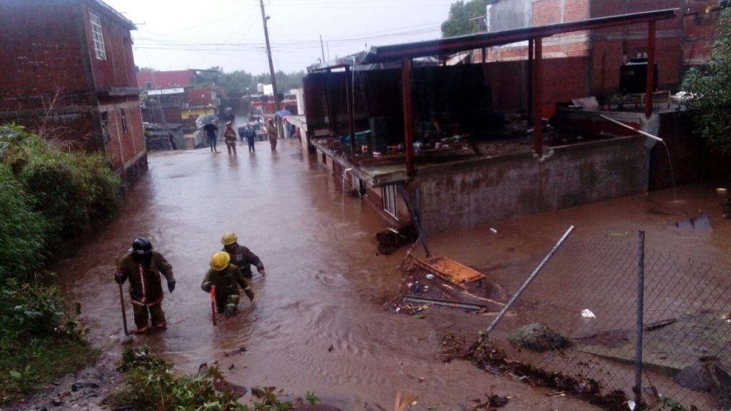 Lluvia afecta a más de 18 colonias en Uruapan - lluvias-uruapan-1024x576