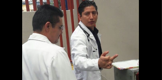 Médico niega atención a paciente y hace señas obscenas