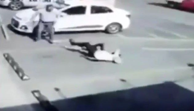 Video: hombre golpea a anciano en Satélite