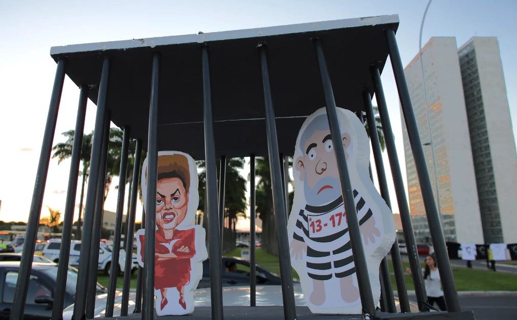 Acusan a Lula da Silva de desvío de fondos públicos - lula-ap