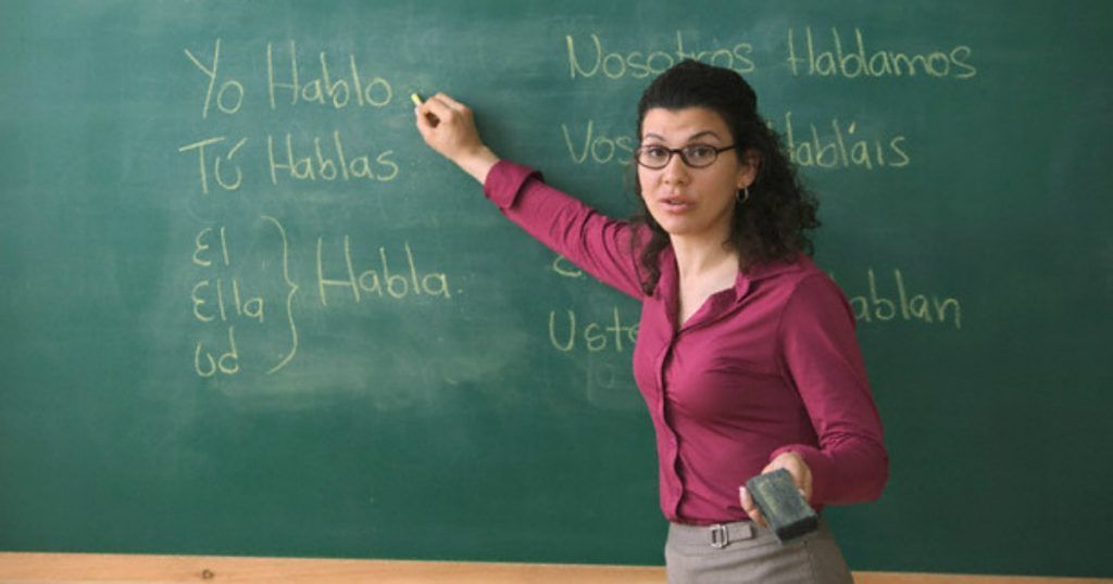 Profesiones en las que las mujeres ganan más que los hombres - maestra-1024x538