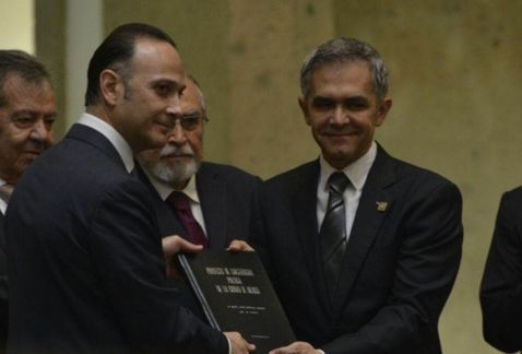 Mancera entrega el proyecto de Constitución a la Asamblea Constituyente