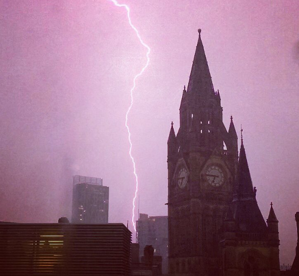 Fuerte tormenta inunda Manchester - manchester