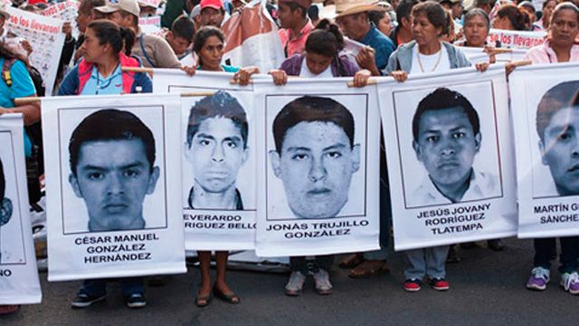 Marchan padres de los 43 normalistas en Chilpancingo