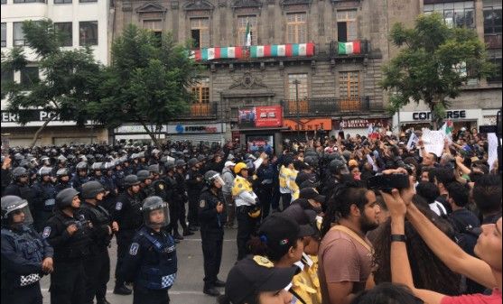 Granaderos impiden acceso de manifestantes al Zócalo - marcha-2