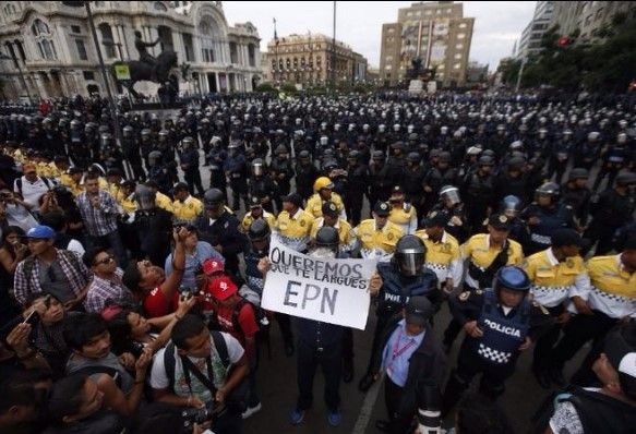 Granaderos impiden acceso de manifestantes al Zócalo - marcha-4