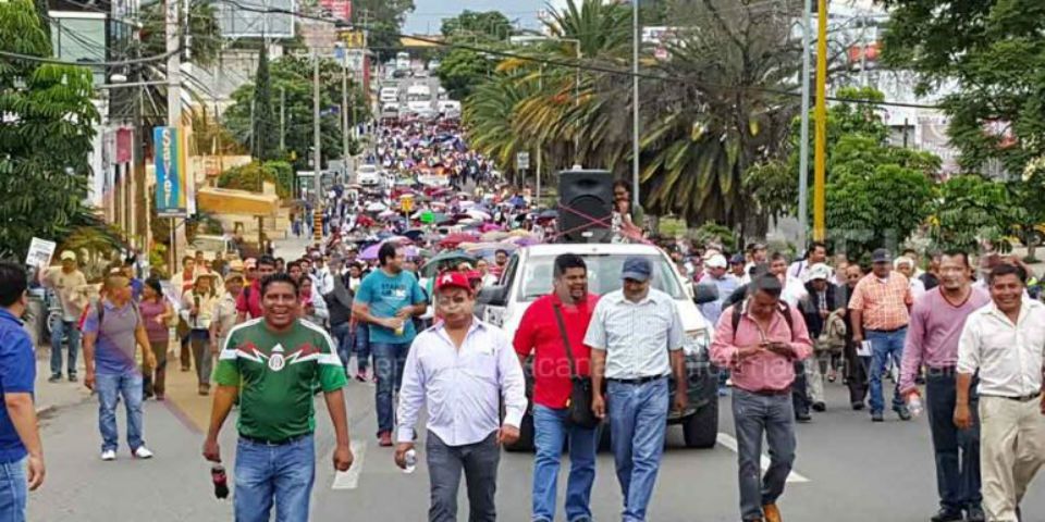 Maestros de la Sección 22 marchan en Oaxaca