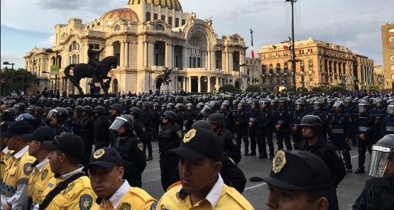 Granaderos impiden acceso de manifestantes al Zócalo