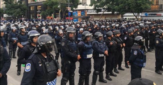 Granaderos impiden acceso de manifestantes al Zócalo - marcha