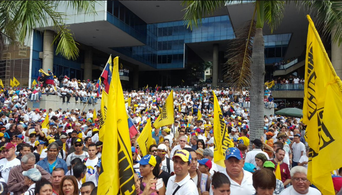 Venezolanos toman las calles y piden salida de Maduro - marchas-venezuela-3