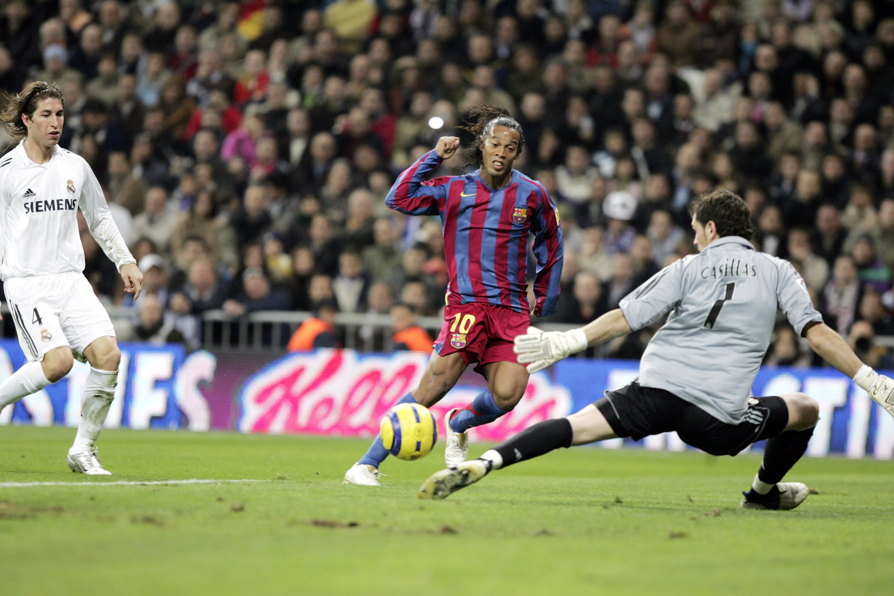 El FC Barcelona ‘firma’ a Ronaldinho - maxresdefault-17